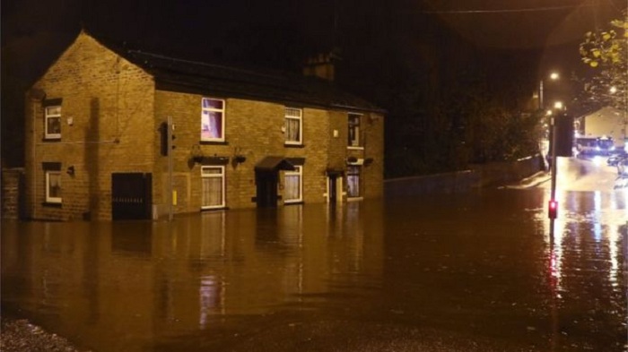 UK flooding: Heavy rain and strong winds warning